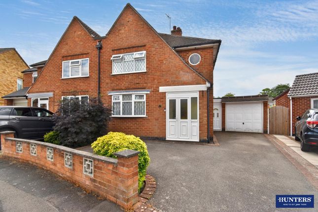 3 bed property, in Ramsdean Avenue, £285,000