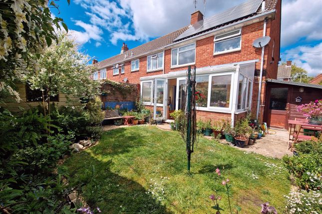 2 bed property, in Gore Cross Way, £280,000
