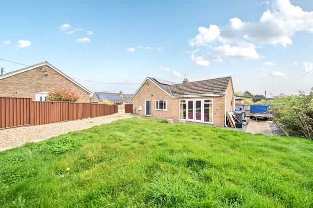 3 bed property, in Heyford Close, £400,000