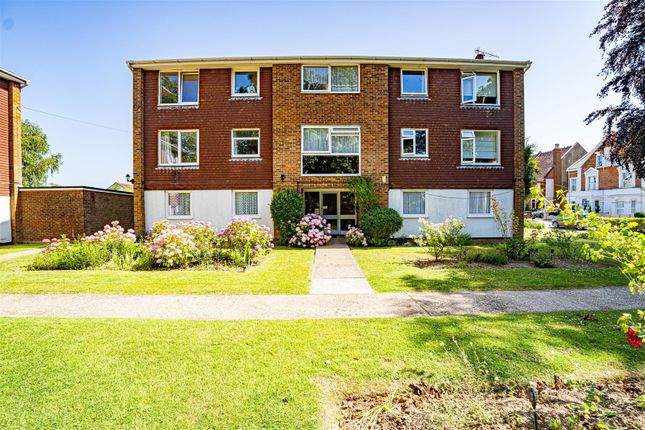 2 bed property, in Sedlescombe Road South, £125,000