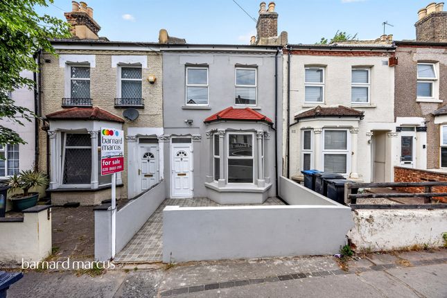 3 bed property, in Dennett Road, £485,000