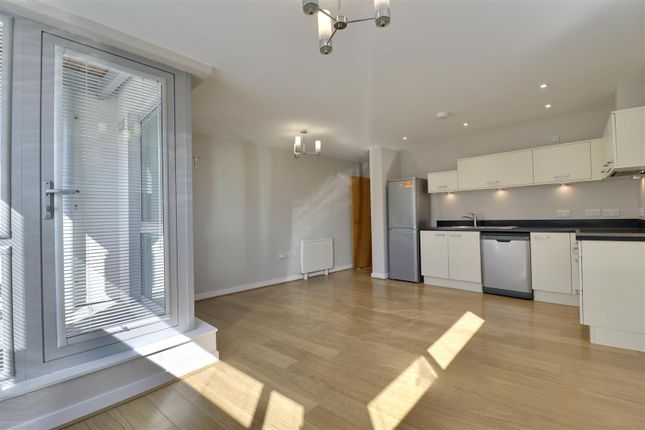 2 bed property, in Queen Street, £170,000