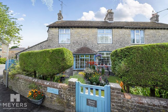 2 bed property, in Winterbourne Abbas, £280,000