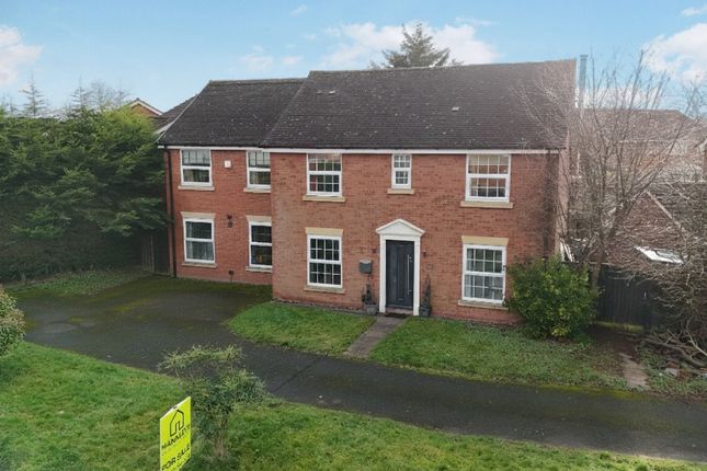 5 bed property, in Glovers Way, £425,000