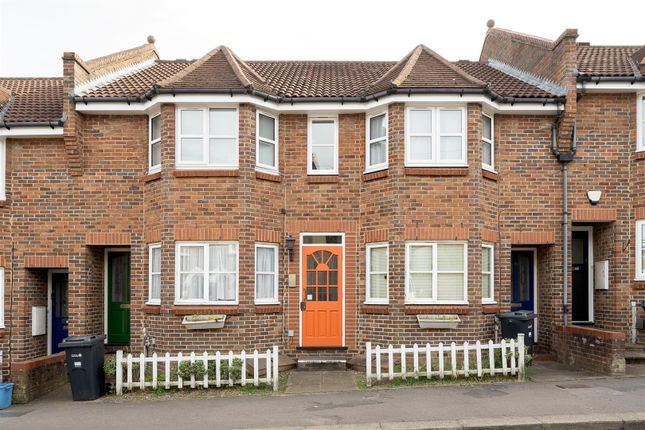 1 bed property, in Beechcroft Road, £300,000