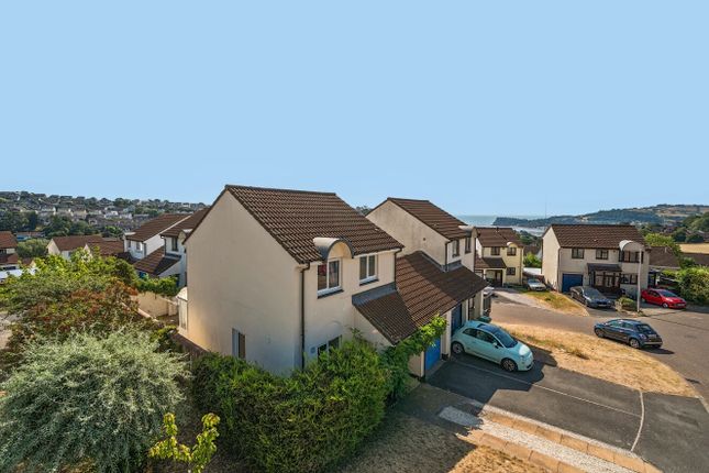 3 bed property, in Hillside Close, £315,000