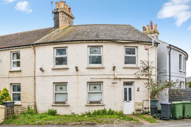 2 bed property, in Ashford Square, £200,000
