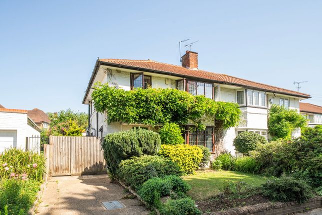 4 bed property, in Pinn Way, £850,000
