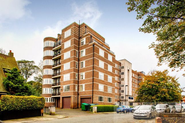 1 bed property, in Moor Court, £125,000