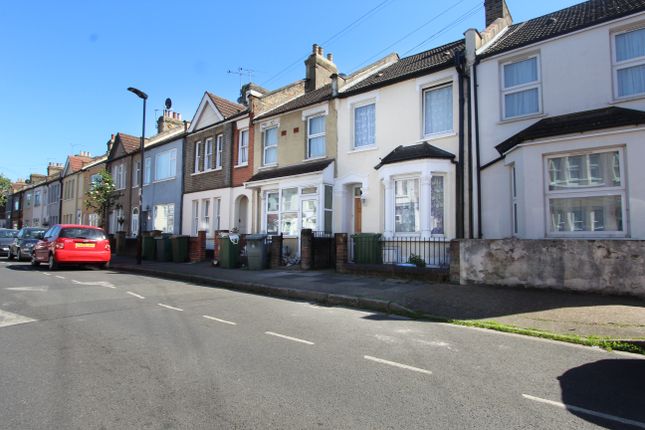 2 bed property, in Chadwin Road, £380,000