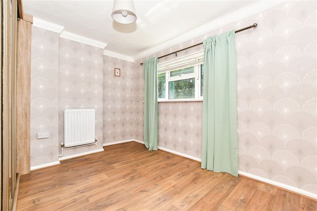 1 bed property, in Rettendon View, £190,000