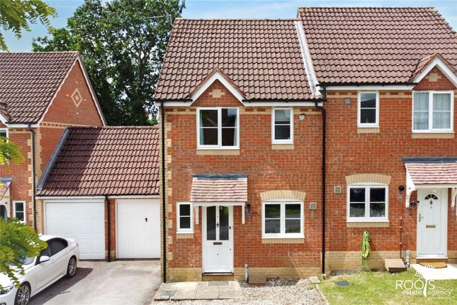 2 bed property, in Crocus Mead, £320,000