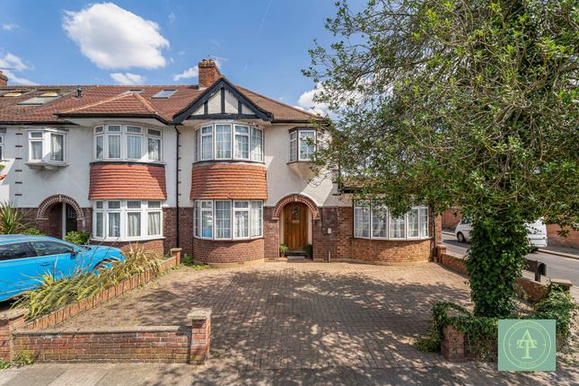 3 bed property, in Rowantree Road, £725,000
