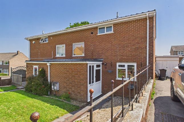 2 bed property, in Henley View, £230,000