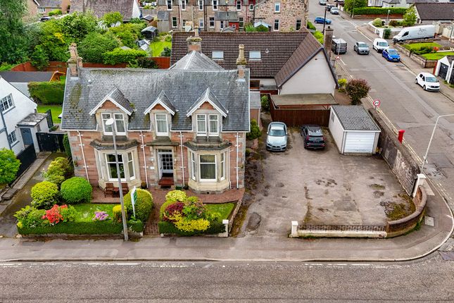 6 bed property, in Fairfield Road, £495,000