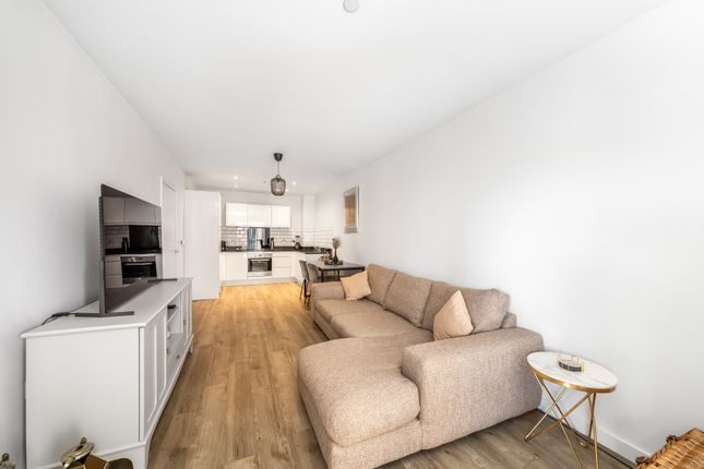 1 bed property, in Powell House SE7, £325,000
