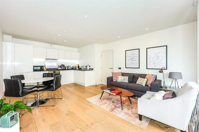 2 bed property, in Dara House, £320,000