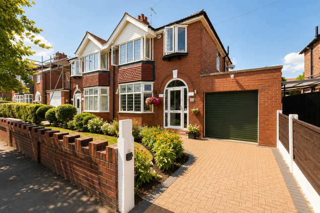 3 bed property, in Woodlands Drive, £350,000