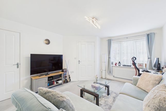 3 bed property, in Grayling Way, £150,000