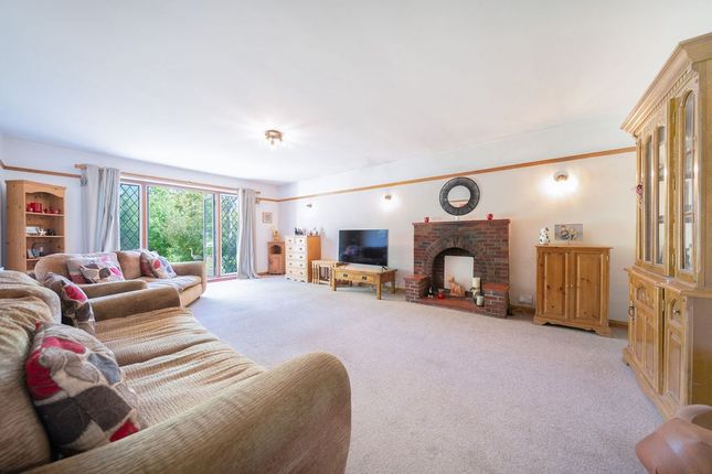 4 bed property, in Syke Cluan, £900,000