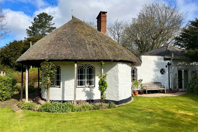 3 bed property, in Chapel Cleeve, £525,000