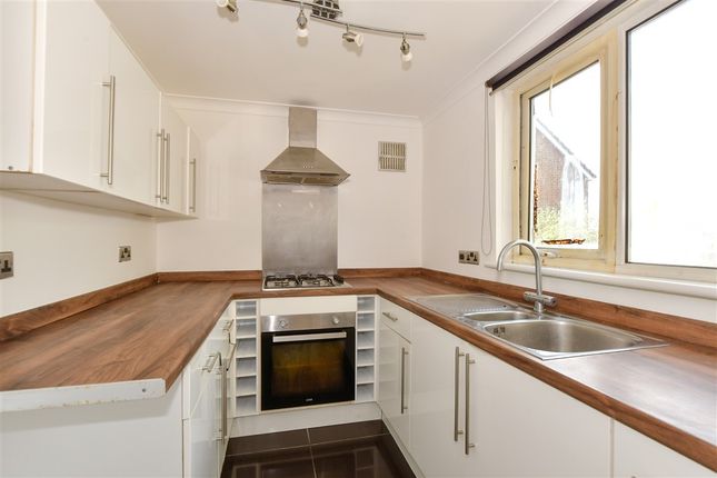 1 bed property, in Furrlongs, £125,000