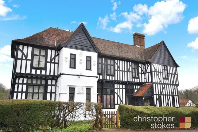2 bed property, in Oak Hall, £215,000