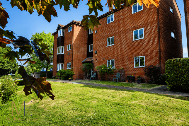 2 bed property, in Berwick Way, £245,000