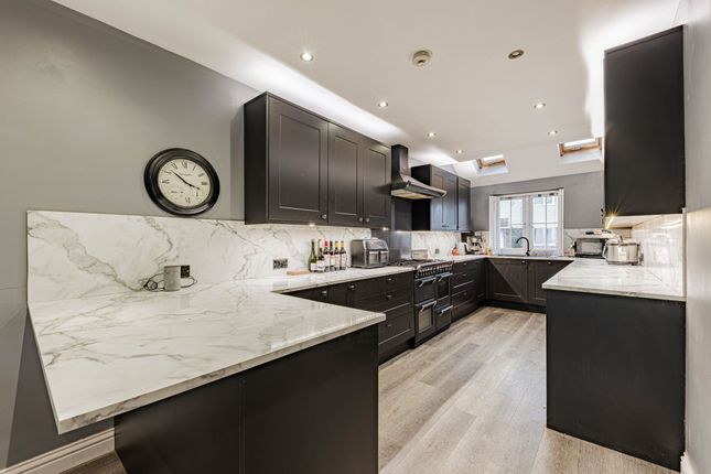 6 bed property, in St. Pauls Crescent, £540,000