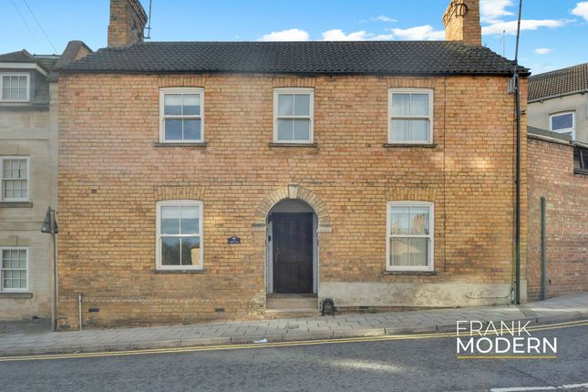 2 bed property, in Wharf Road, £260,000
