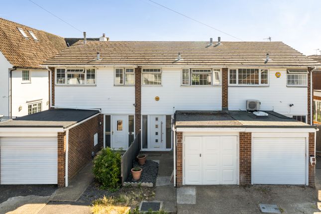 3 bed property, in Byfleet, £475,000