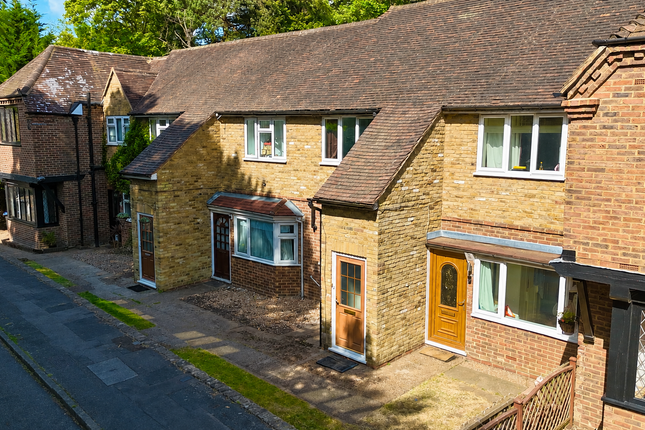 2 bed property, in Hall Close, £225,000