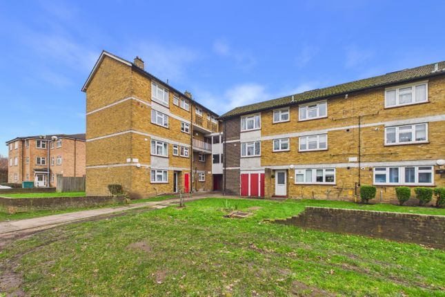 1 bed property, in Crown Lane, £225,000