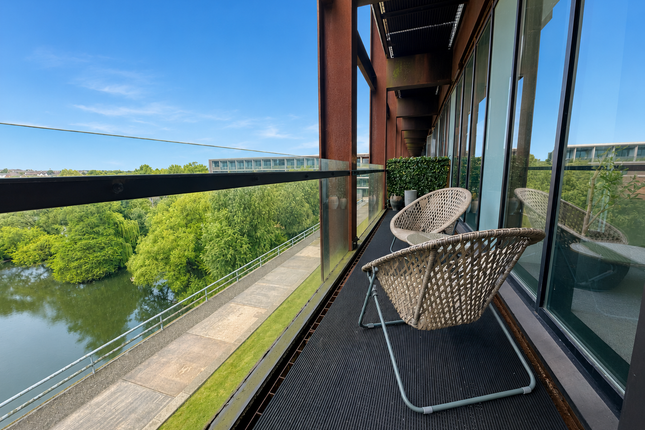 1 bed property, in Lake Shore Drive, £180,000