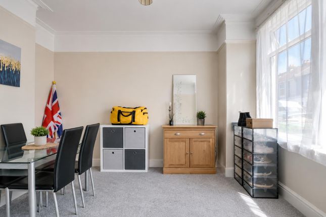 3 bed property, in Glasgow Road, £260,000
