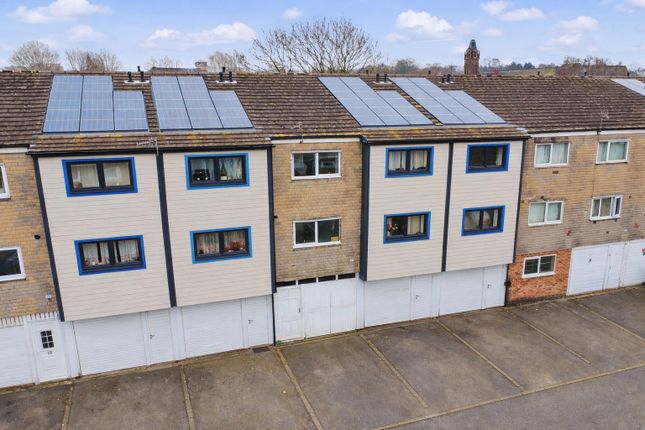2 bed property, in Cleveland Close, £145,000