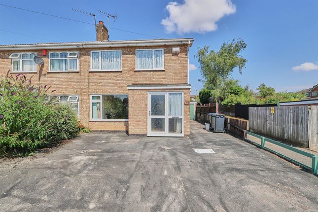 3 bed property, in Outlands Drive, £220,000