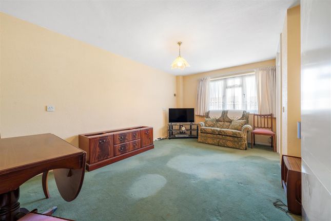 1 bed property, in Groombridge House, £210,000