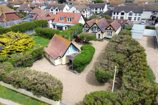 5 bed property, in Danefield Road, £900,000