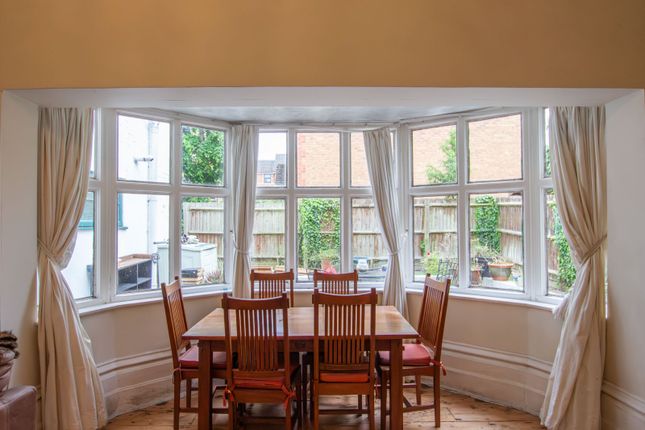 2 bed property, in Trenthams Close, £225,000