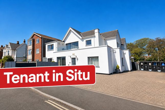 2 bed property, in Grove Road, £210,000