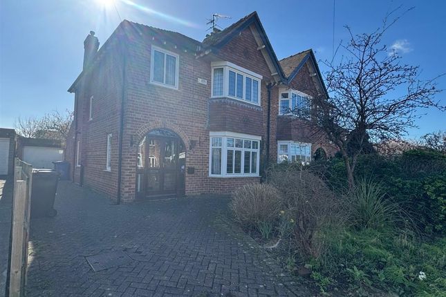 3 bed property, in The Close, £290,000