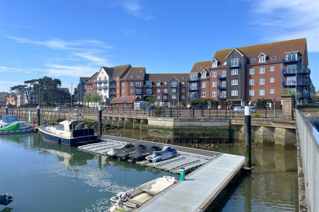 2 bed property, in Corscombe Close, £230,000