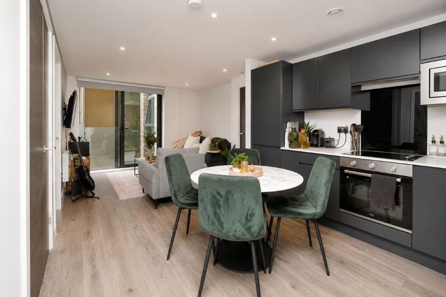 2 bed property, in Apartment 602 The Summit, £140,000