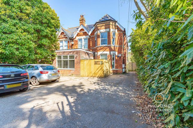 2 bed property, in Poole Road, £160,000