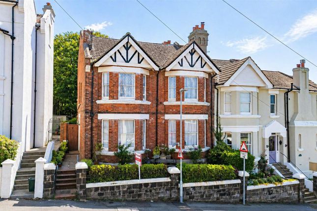 6 bed property, in Wellington Road, £490,000