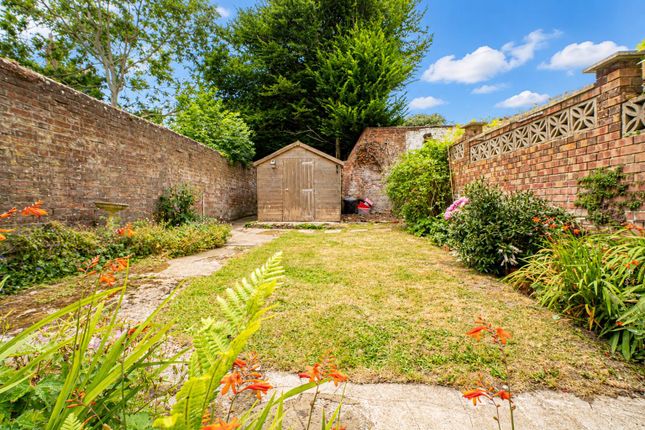 1 bed property, in Magdalen Road, £175,000