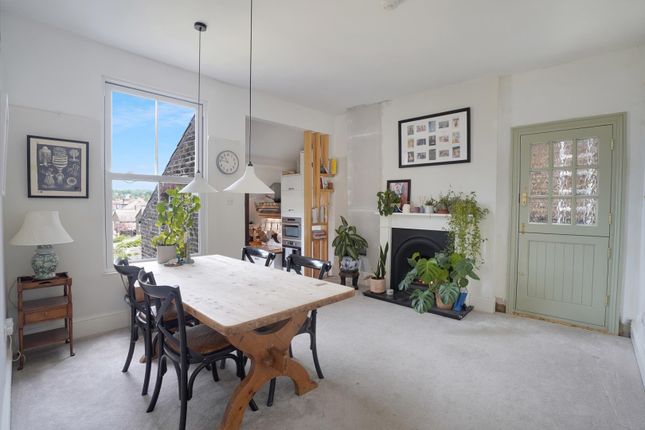 3 bed property, in Croydon Road, £450,000