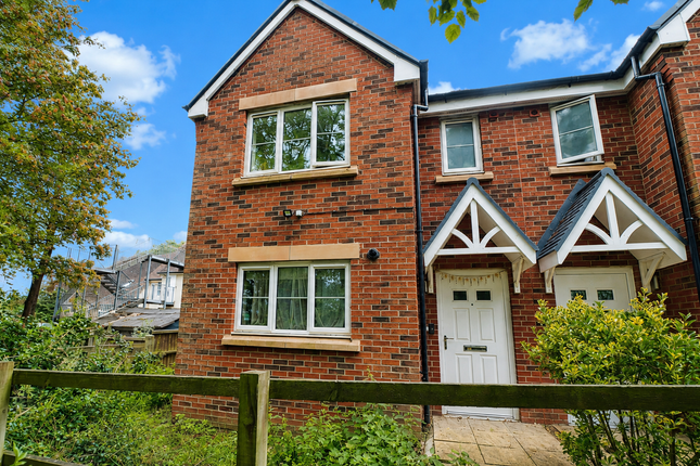 3 bed property, in Woodend Close, £425,000
