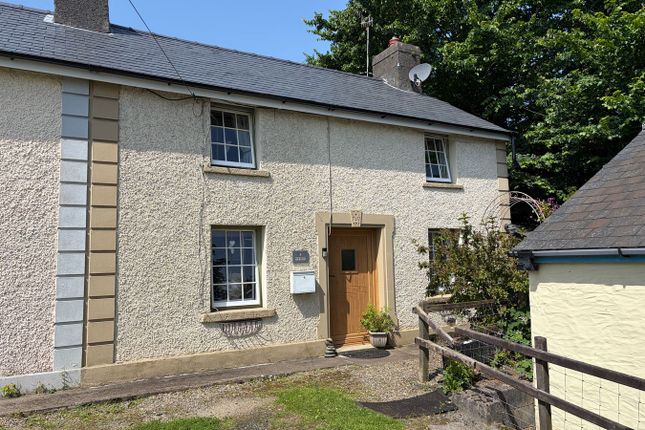 3 bed property, in Llanwnnen, £240,000